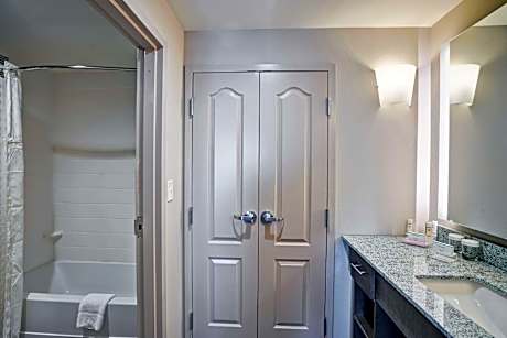 1 Kng/2qn Hearing Accessible 2 Bdrm Suite Nsmk Vis Fire Alarm/door/phn Alert-kitchen-sofabed Free Wi