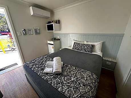 Budget Single Room - Street Parking