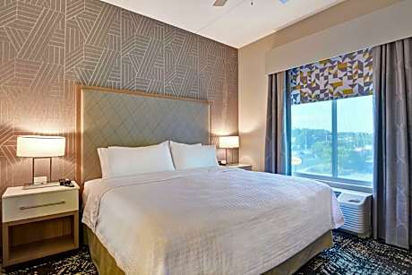 1 King Accessible Bathtub Suite Nonsmoking