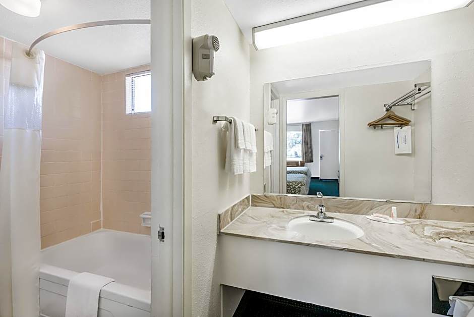 Days Inn by Wyndham Deming