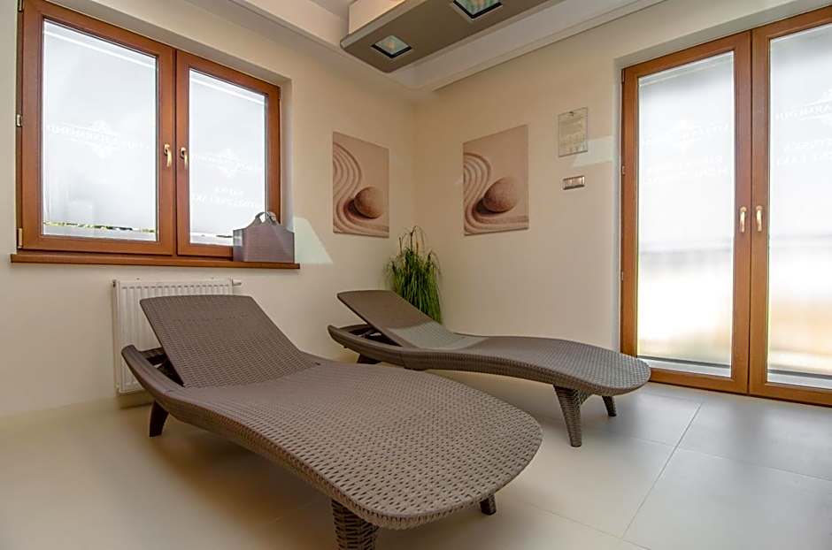 Marina Mielno z widokiem na jezioro