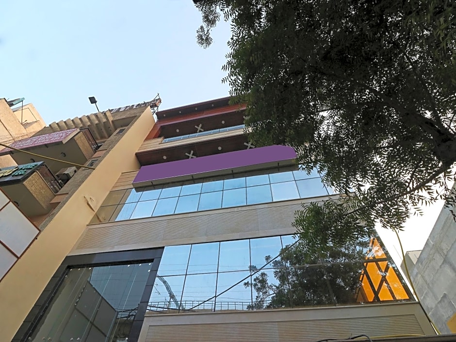 11611 Royal Palace Inn