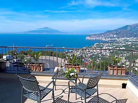 Deluxe Double Room with Terrace and Sea View