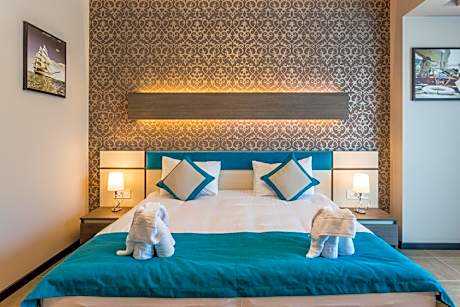 Superior Double Room with Spa Bath and Street View without Balcony