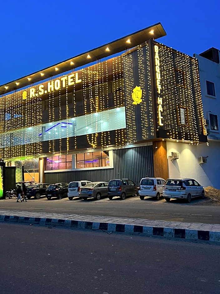 Photo 1 of 31 of RS Hotel 