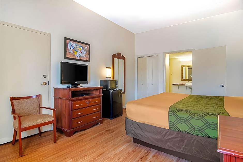 Econo Lodge Inn & Suites