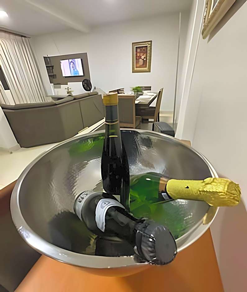 Casa grande - 3 Suítes e Piscina - Próx. ao Centro