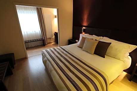 1 King Bed, Non-Smoking, Deluxe Room, Larger Room, Work Space, Terrace, Bathrobe And Slippers