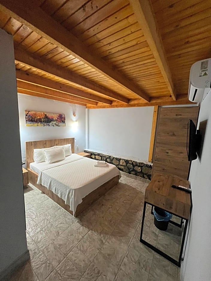 Ados Hotel