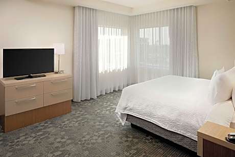 One-Bedroom King Suite with Bathtub and Sofa Bed - Mobility Access