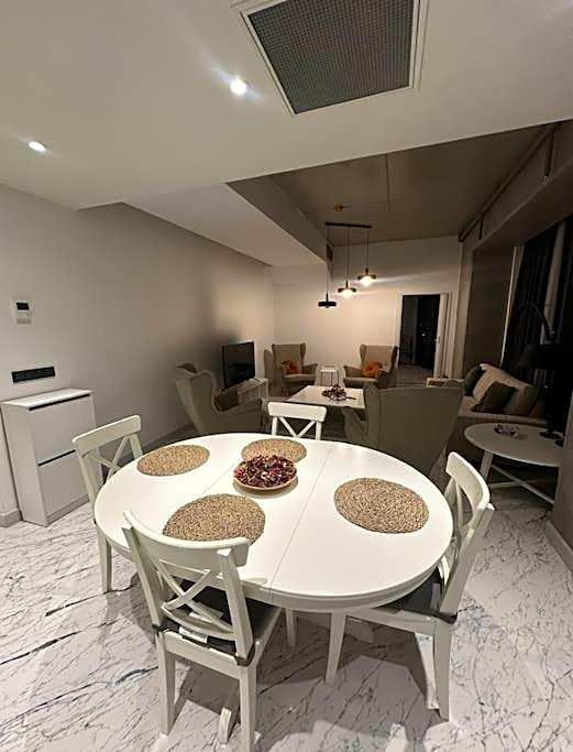 lavish apt with 180 ist view at 40F gym pool 89