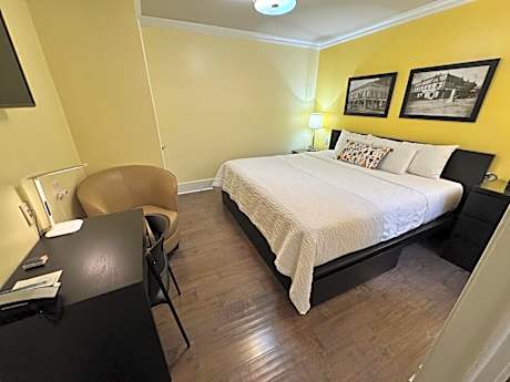Deluxe Queen Suite