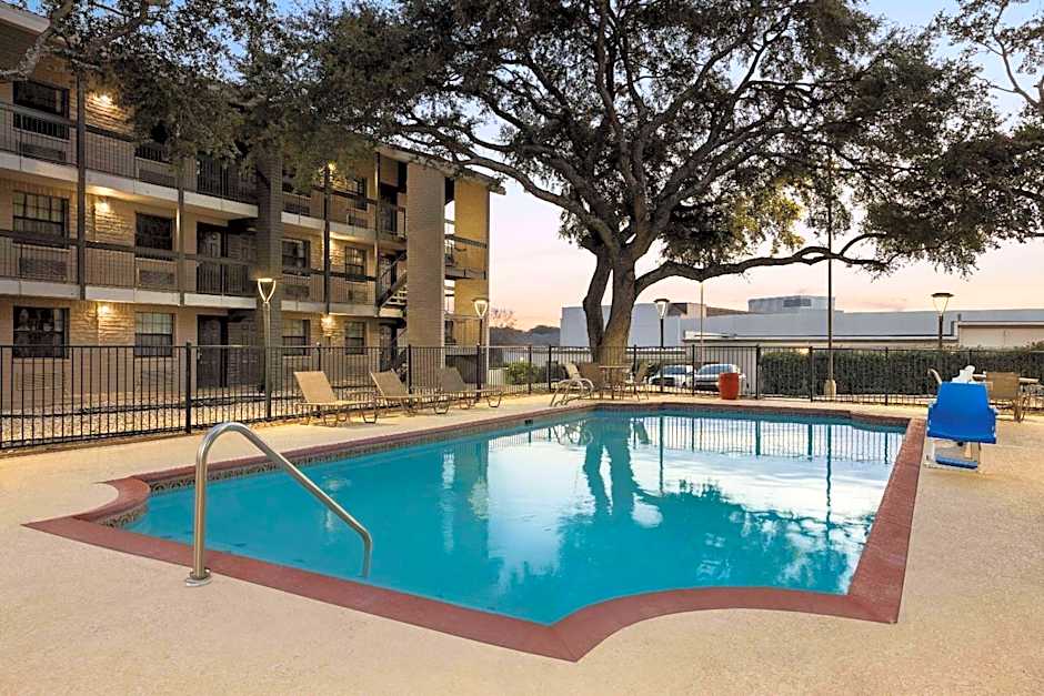 La Quinta Inn San Antonio I-35 N at Toepperwein