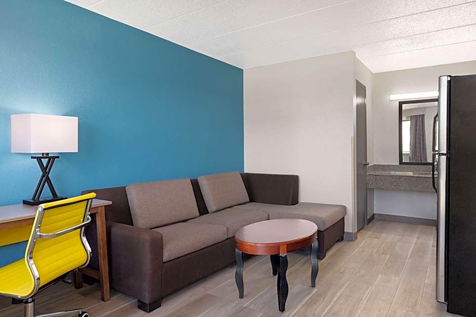 Days Inn & Suites by Wyndham Indianapolis Airport East
