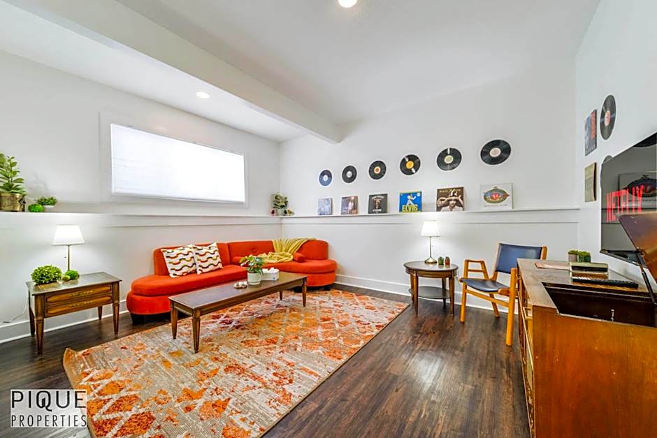 Tropical Oasis - King Beds - Free Netflix & Parking - Fast Wi-Fi