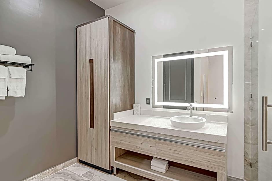 Comfeeni Inn and Suites