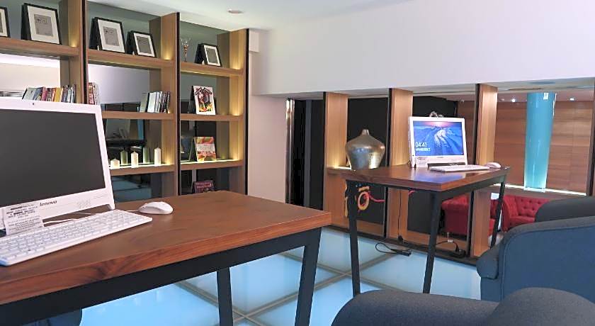 Amici Hotel Six Star Hostel