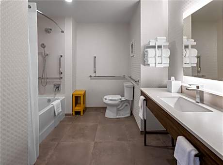 2 Queens Mobility/Hearing Access Tub Nosmok