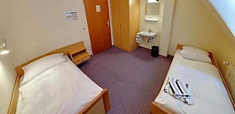 Double or Twin Room with Shared Bathroom in Hallway