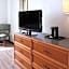 La Quinta Inn & Suites by Wyndham Pittsburgh Airport
