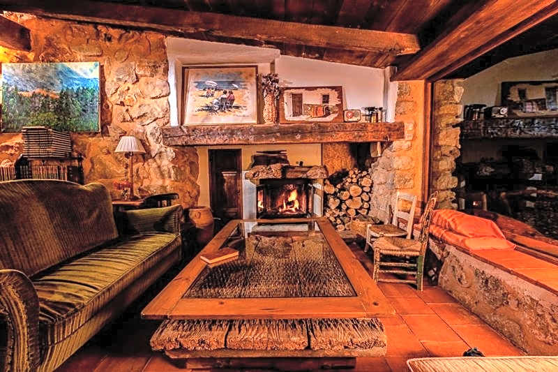 Hotel Royo Guarde-Puente Faco, junto al río Mundo