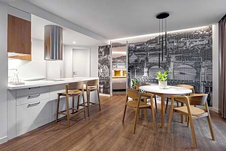 Business One-Bedroom Apartment (1 King Bed and 1 Double Sofa Bed)