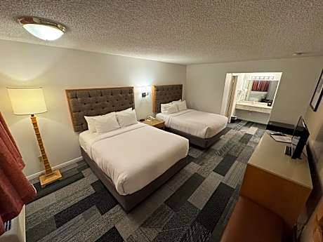 Standard Queen Room with Two Queen Beds, Pet-Friendly