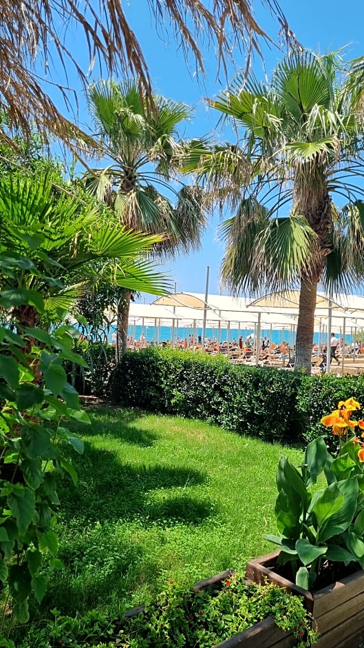 J'Adore Deluxe Hotel & Spa