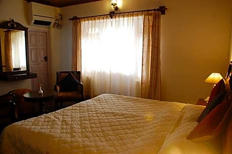 Mountain View Hideaway Room