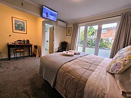 Queen Room with garden view