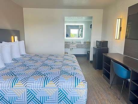 Deluxe King Room - Non-Smoking