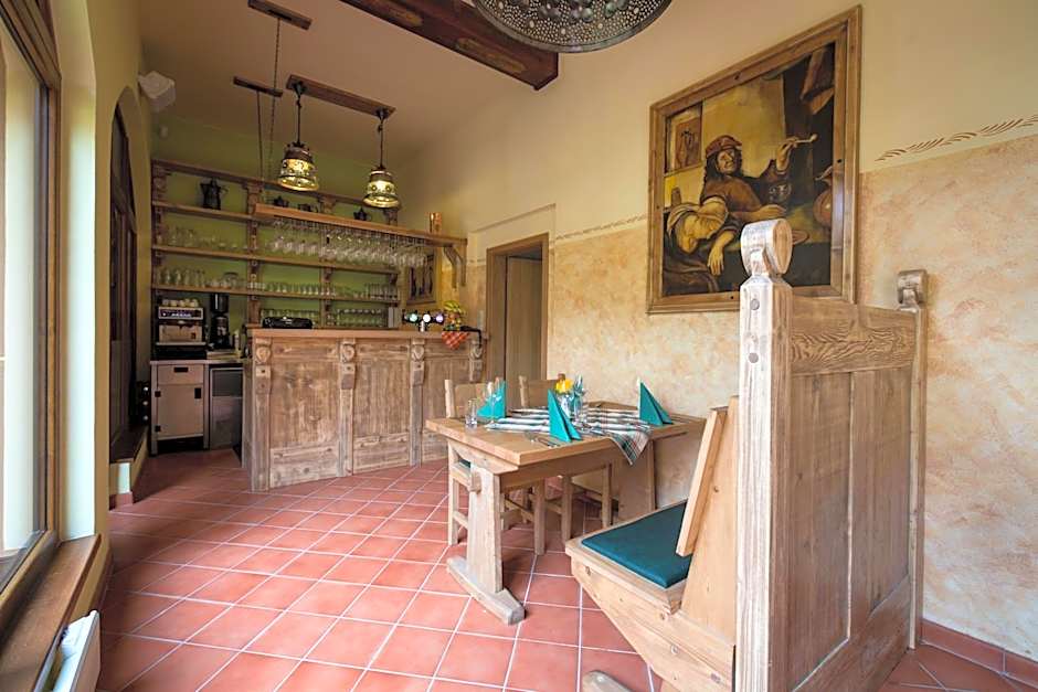 Hotel Selsky Dvur - Bohemian Village Courtyard