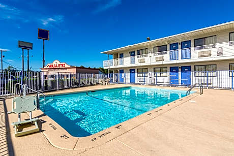 Motel 6-Lumberton, NC