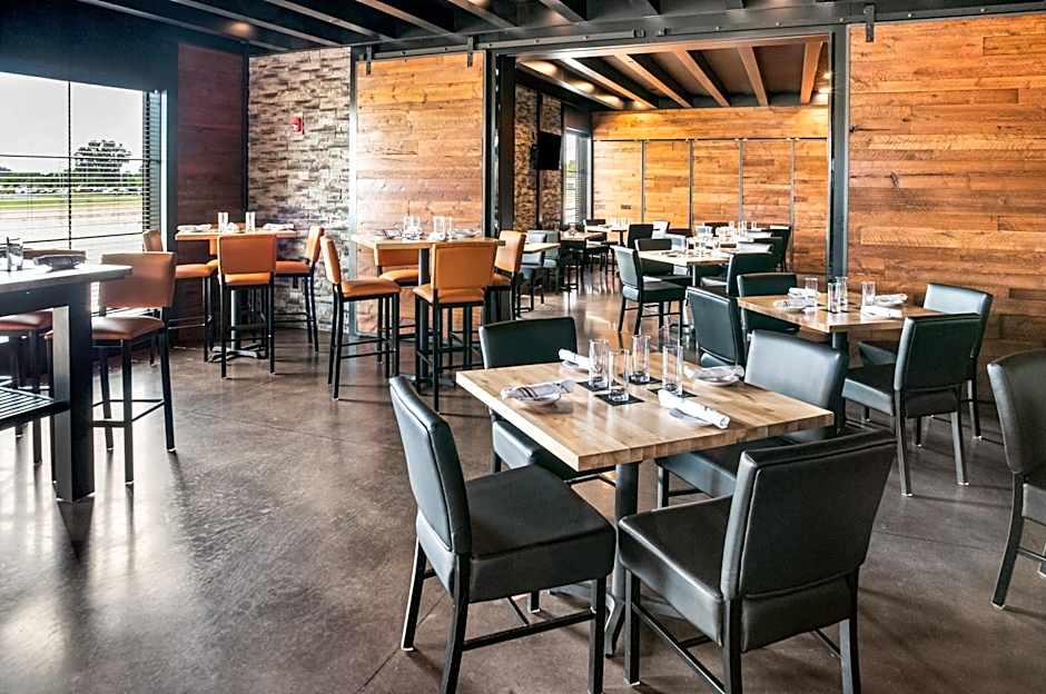 Cobblestone Hotel & Suites - Neenah