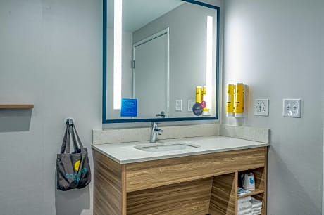 1 King Mobility/Hearing Acc Roll In Shower