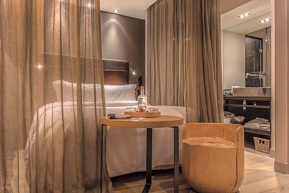 Hidden Hotel By Elegancia