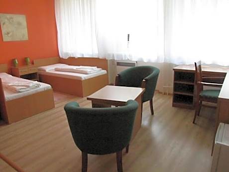 Economy Twin Room with Street View