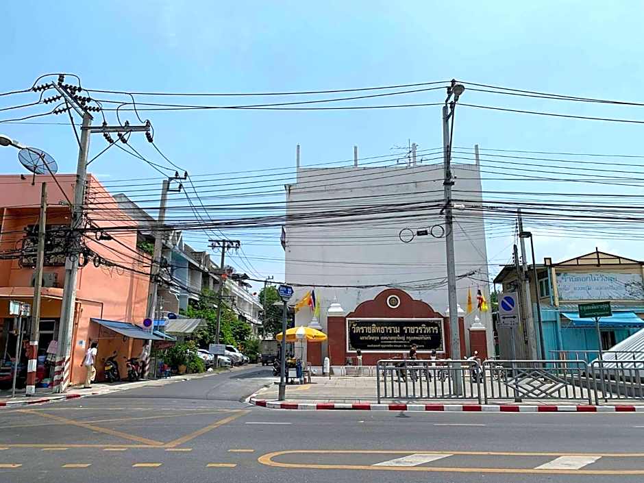 Achcha hotel - itsaraphap MRT station - Wat Arun