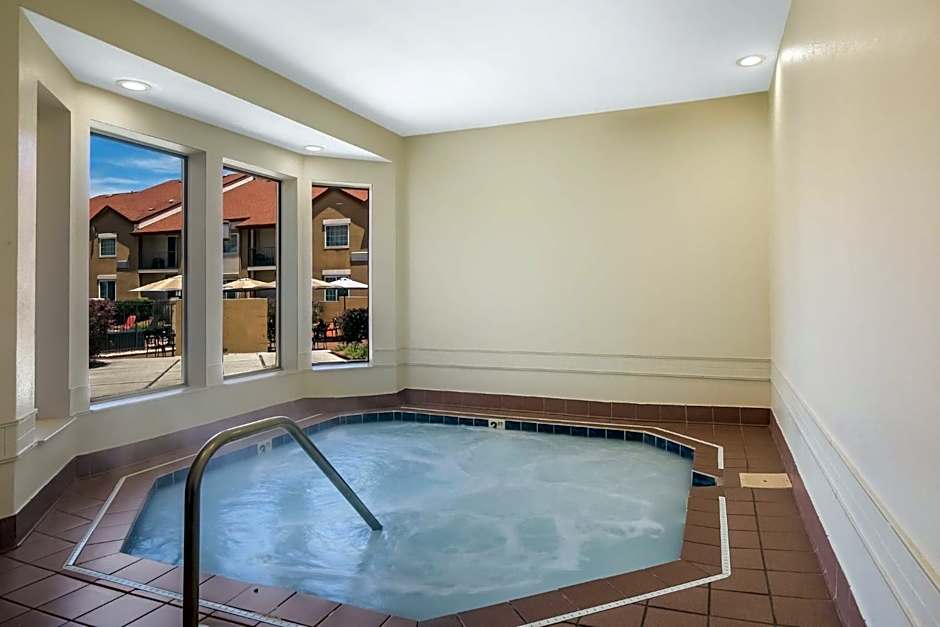 Red Roof PLUS+ & Suites Knoxville West-Cedar Bluff