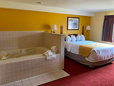 Queen Suite with Hot Tub - Non-Smoking