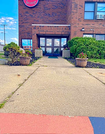 Illini Inn & Suites