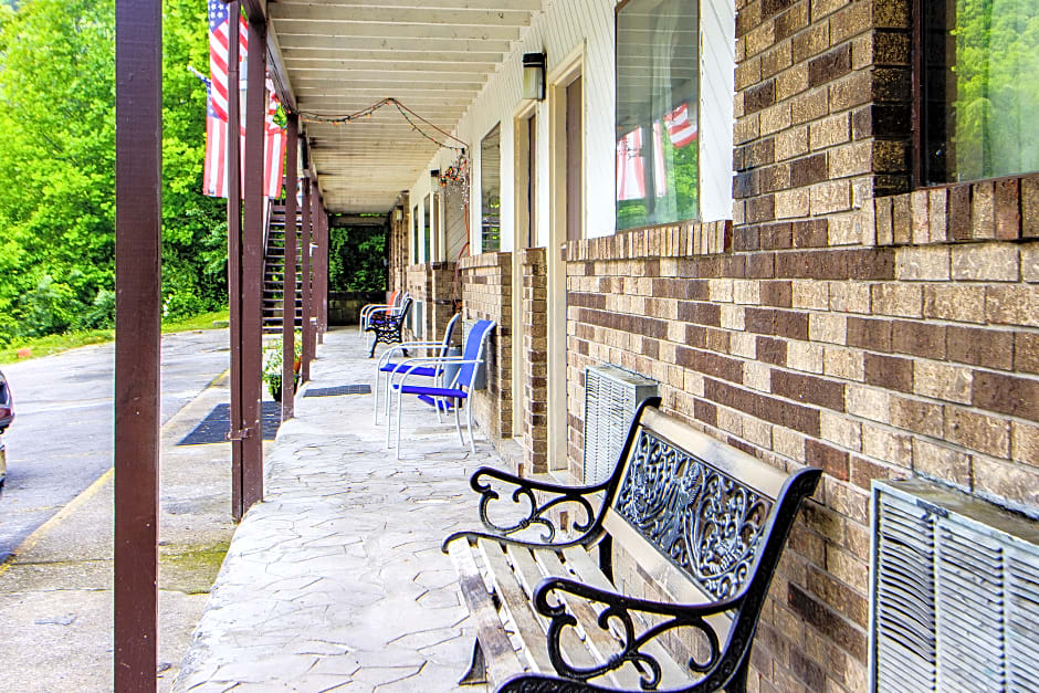 OYO Hotel Chapmanville Inn, WV - Hwy 119