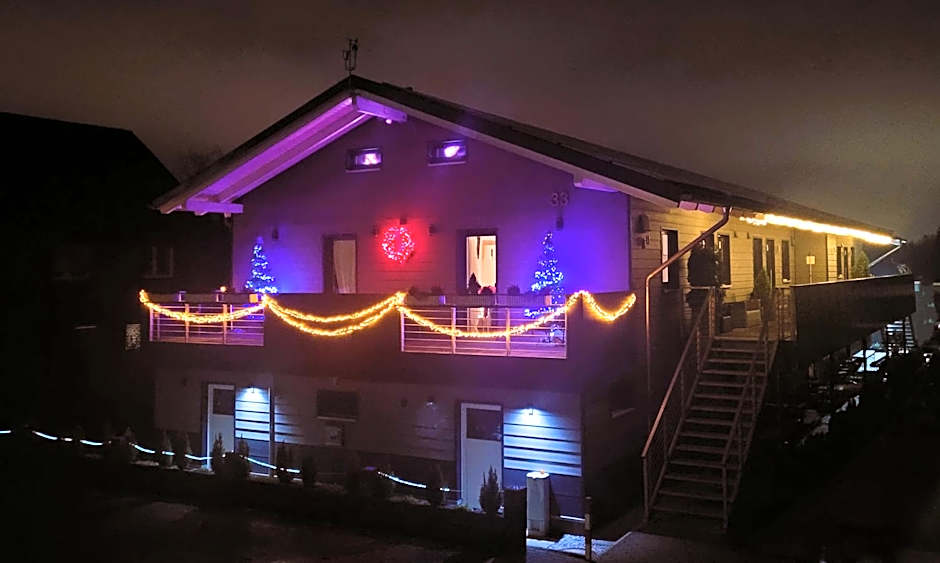 APPARTEMENTHAUS "AM KORNFELD" - 10 Apartments, 40 Betten, Raucher-Balkon, Waschraum, Garten, Grillplatz, Tischtennis, Parkplatz