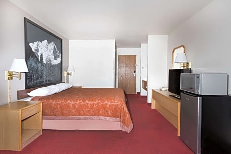 1 King Bed, Non-Smoking