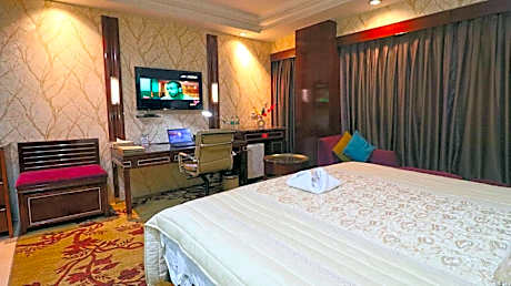 Executive Double or Twin Room with 15 min head or foot massage ,2hrs conference meeting room , free night club !(subject to availability)