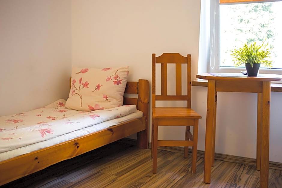 Hotelik Okęcie 39 - Nocleg i Parking Blisko Lotnisko Okęcie