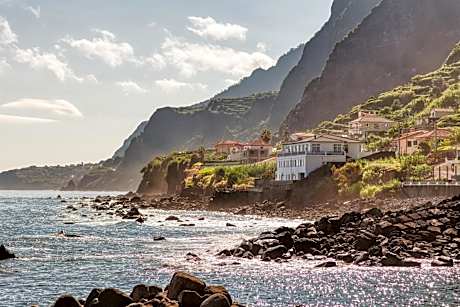 The Waves Hostel by Amazing Madeira