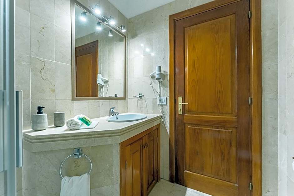 Klayman Olivina Aparthotel