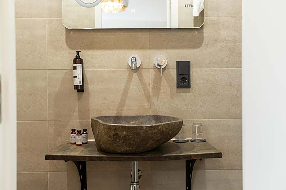 Quentin Golden Bear Hotel