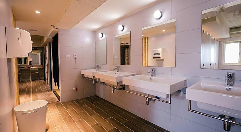 Stray Birds Taichung Hostel